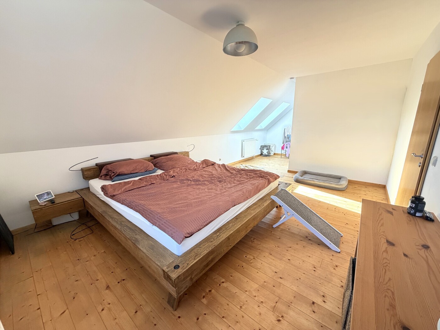 Schlafzimmer mit Ankleidezimmer DG