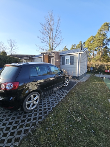 Eingang mit PKW Parkplatz