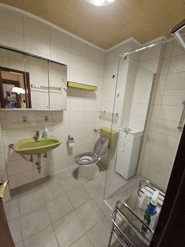 Badezimmer mit Fenster