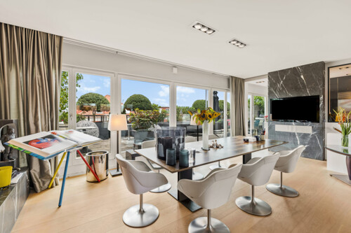 Blick über den Esstisch zur Terrasse im 5. OG