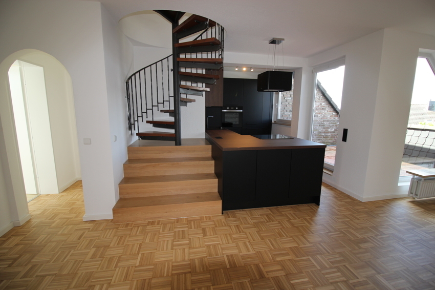 Modernisierte 101qm DG-Maisonette Whg. mit 5ZKD2xB incl. neuer Küche, Keller u. Garage zu vermieten. - Foto 4