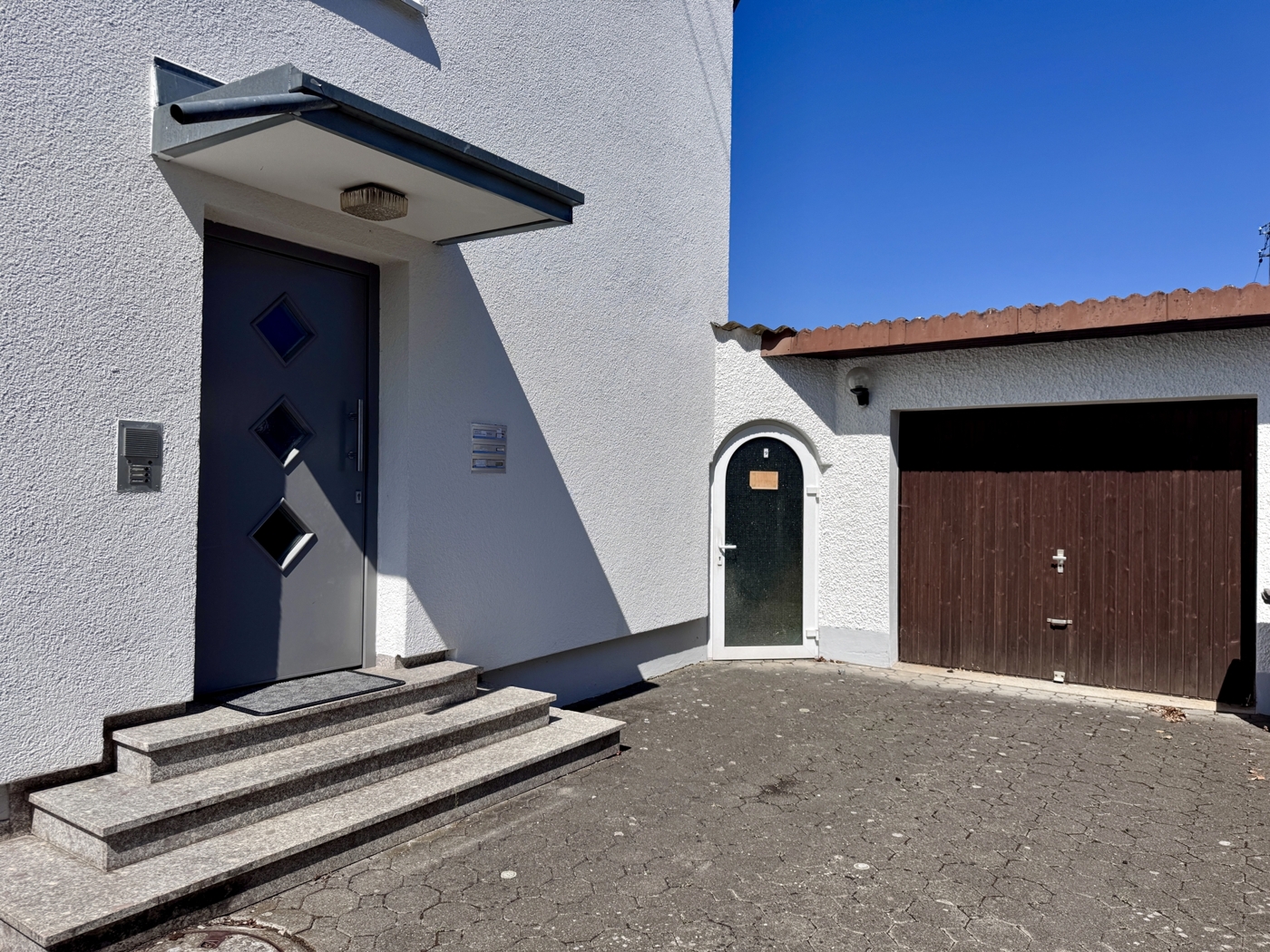 Eingang und Garage