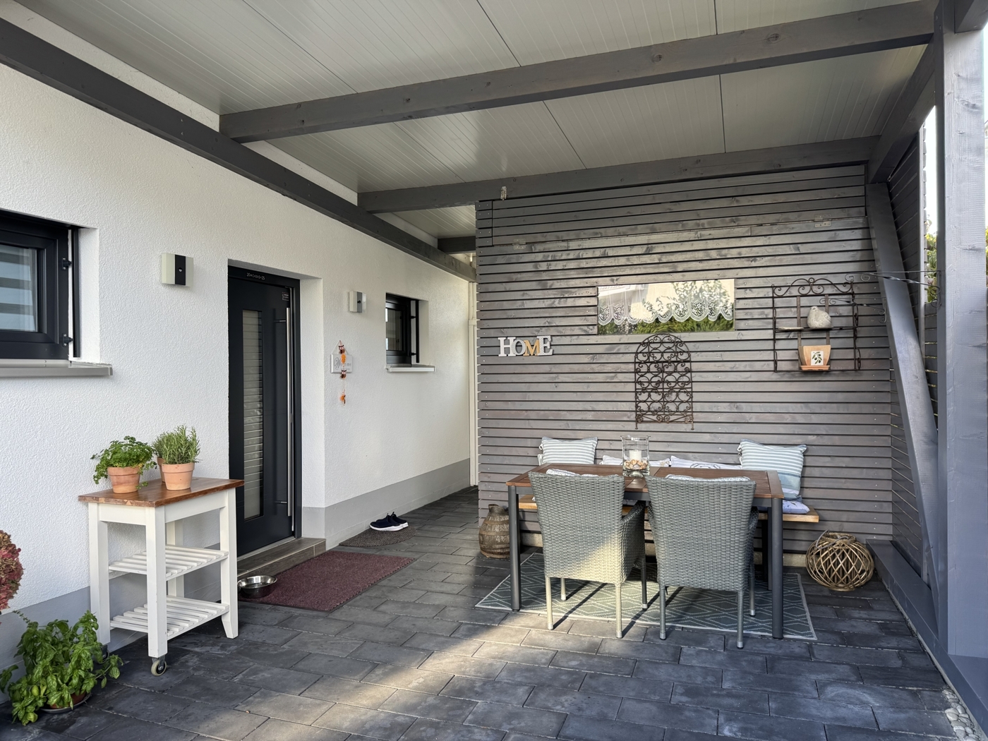 Eingangsbereich und Carport