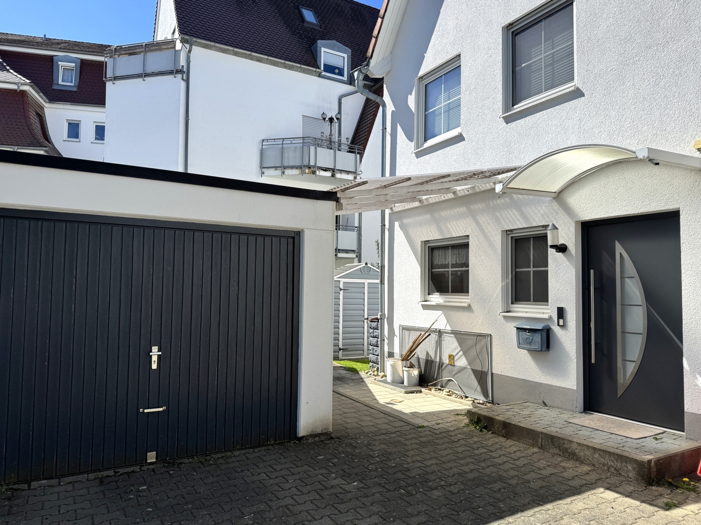 Hauseingang und Garage