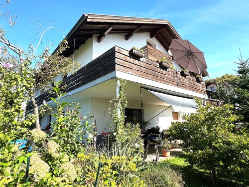 Mehrfamilienhaus  mit Bergblick