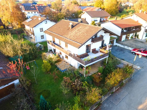 Mehrfamilienhaus  mit Bergblick