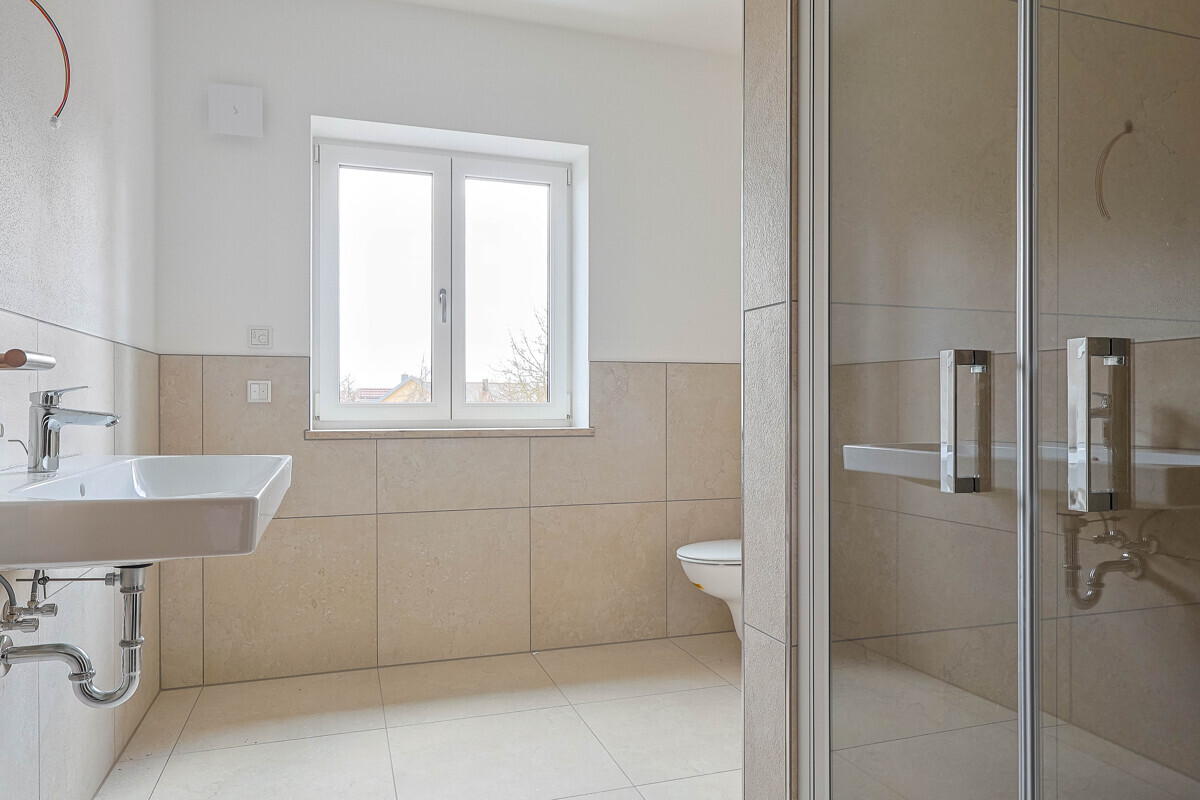 Stilvoller Neubau-Erstbezug mit 3 Zimmern und Balkon - Photo 2