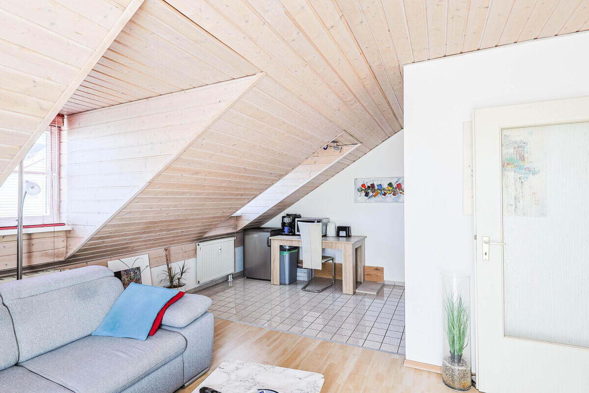 Helle 2-Zimmer Dachgeschoss Wohnung in Ingolstadt Süd - Photo 2