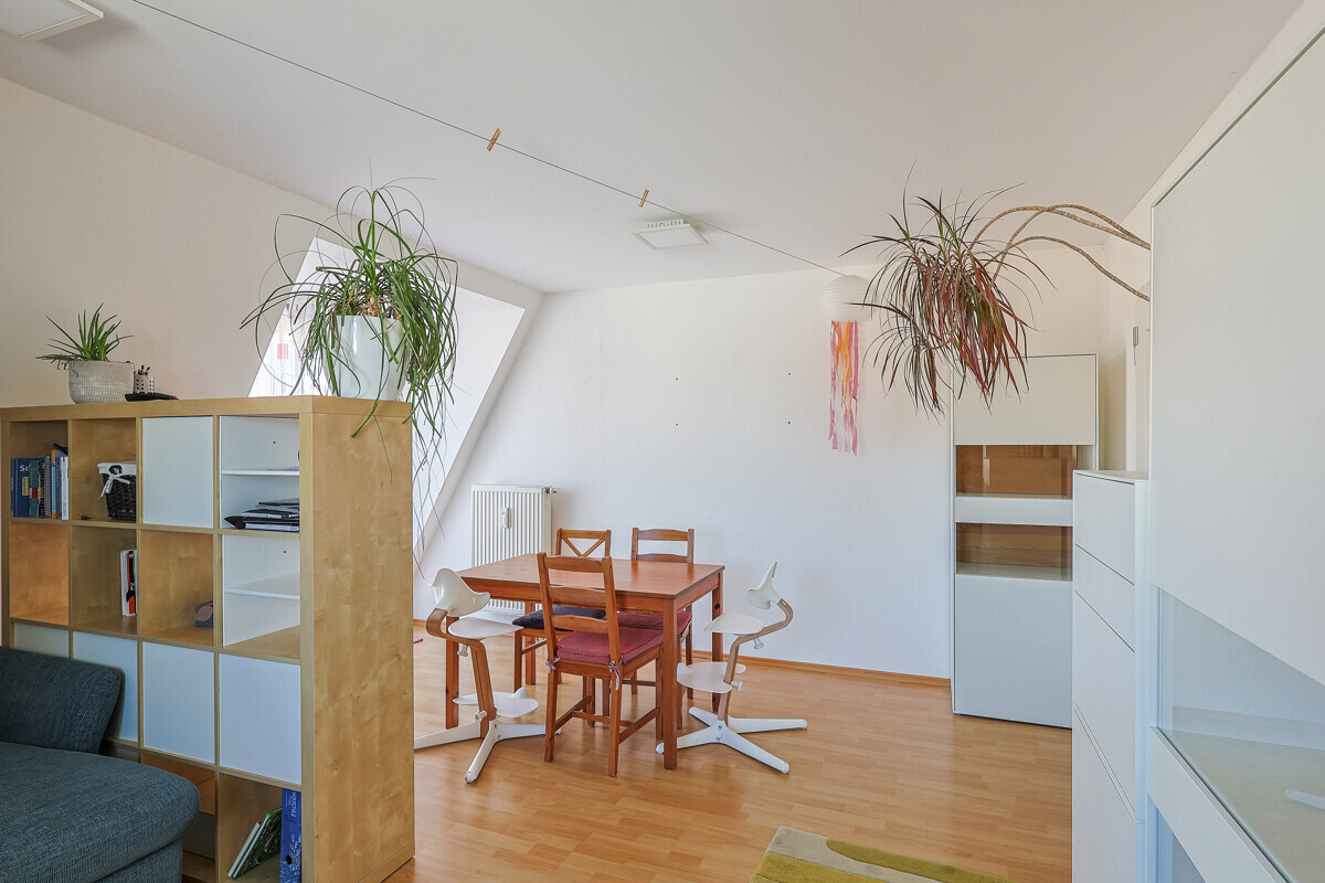 Zweifacher Balkon, viel Licht, viel Platz: Attraktive 3-Zimmer-Dachgeschosswohnung - Photo 3