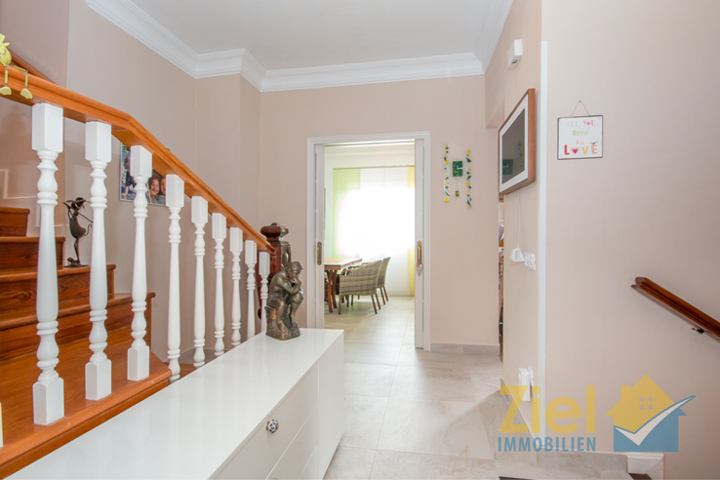 Offen gestaltete Diele der Duplex-Wohnung