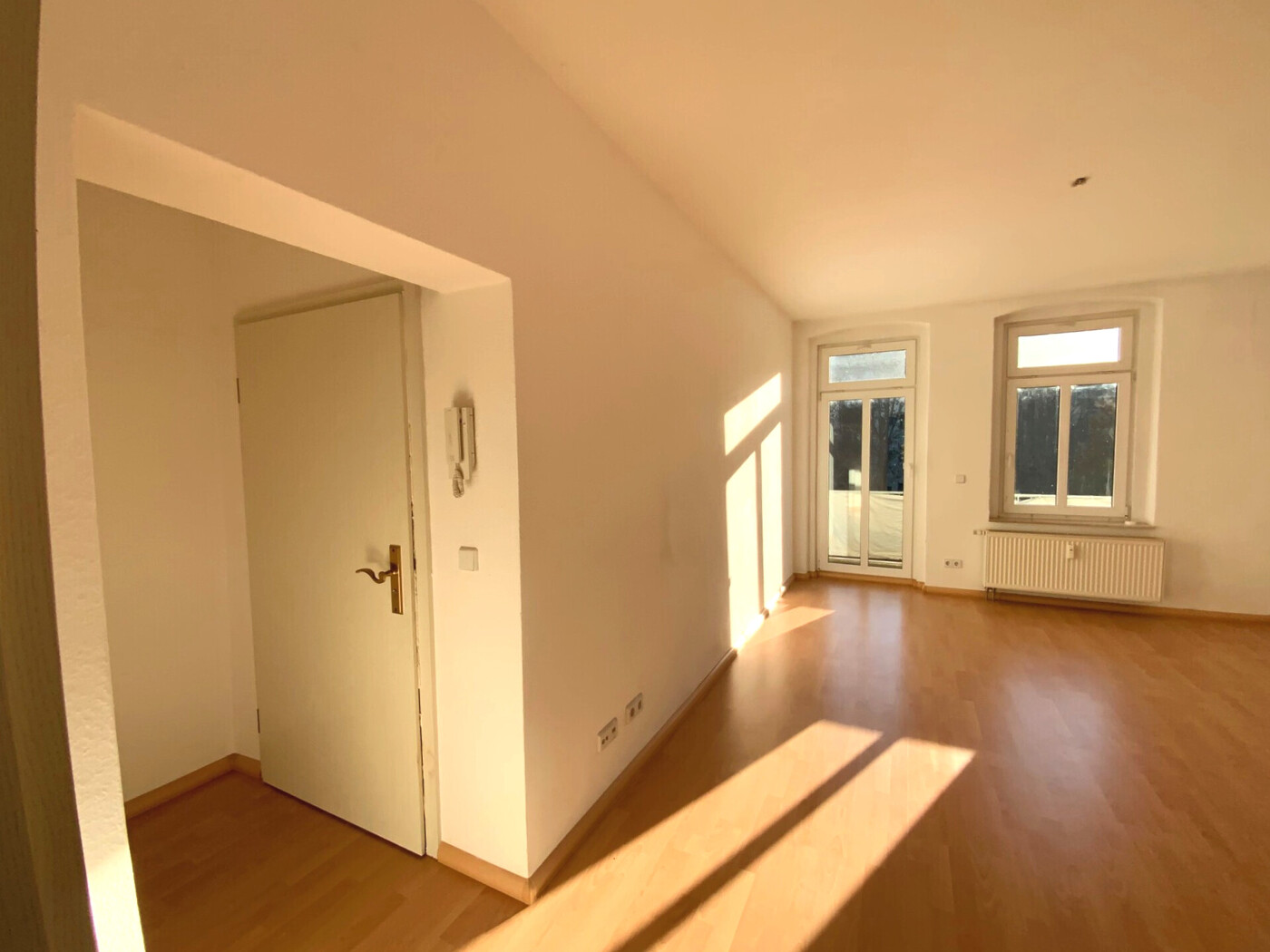 Eingangsbereich und Wohnzimmer