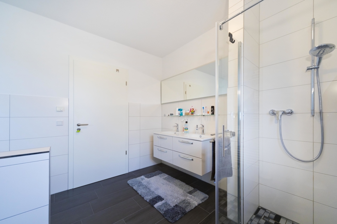 Bad mit Dusche und Wanne