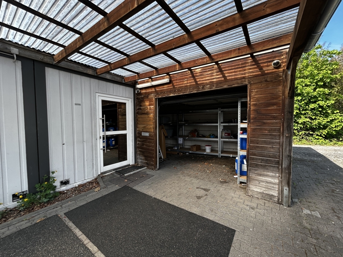 Garage am Bürocontainer