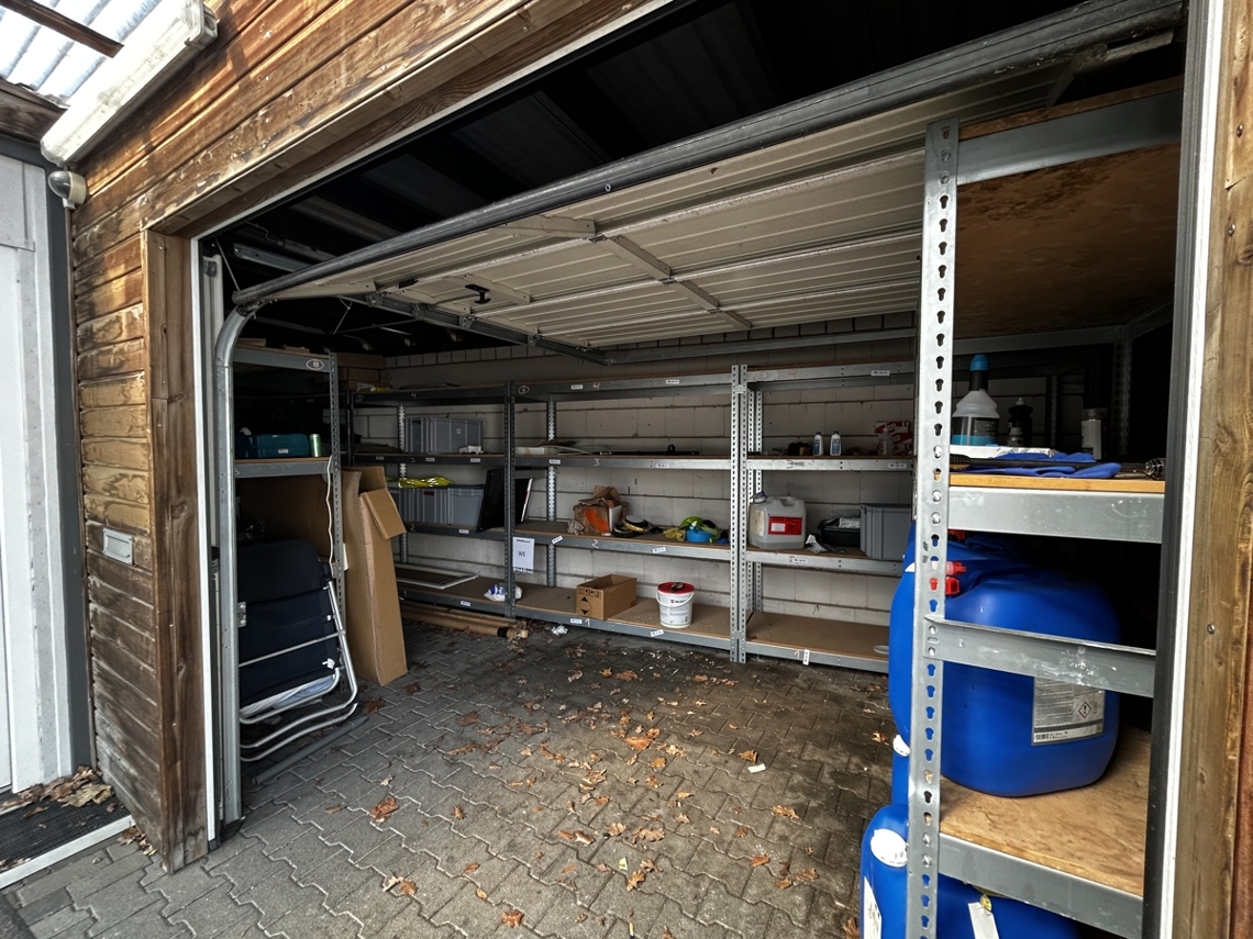 Garage am Bürocontainer