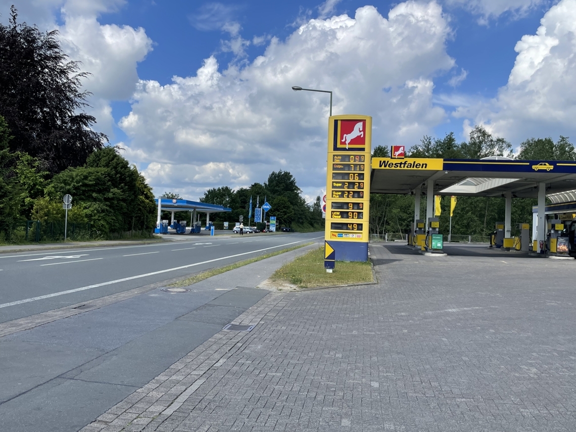 Tankstelle direkt neben dem Grundstück