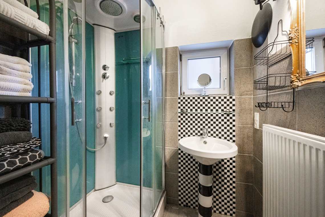 Bad mit Dusche u. Wanne OG