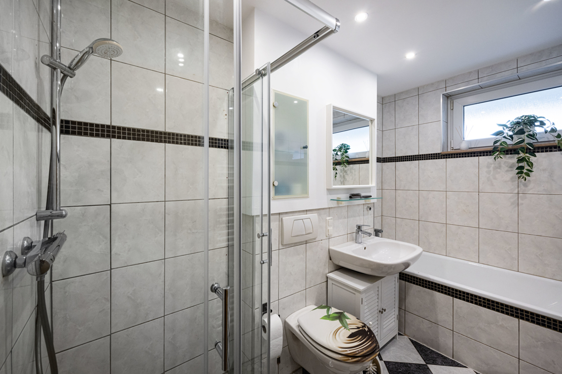 Bad mit Dusche und Wanne