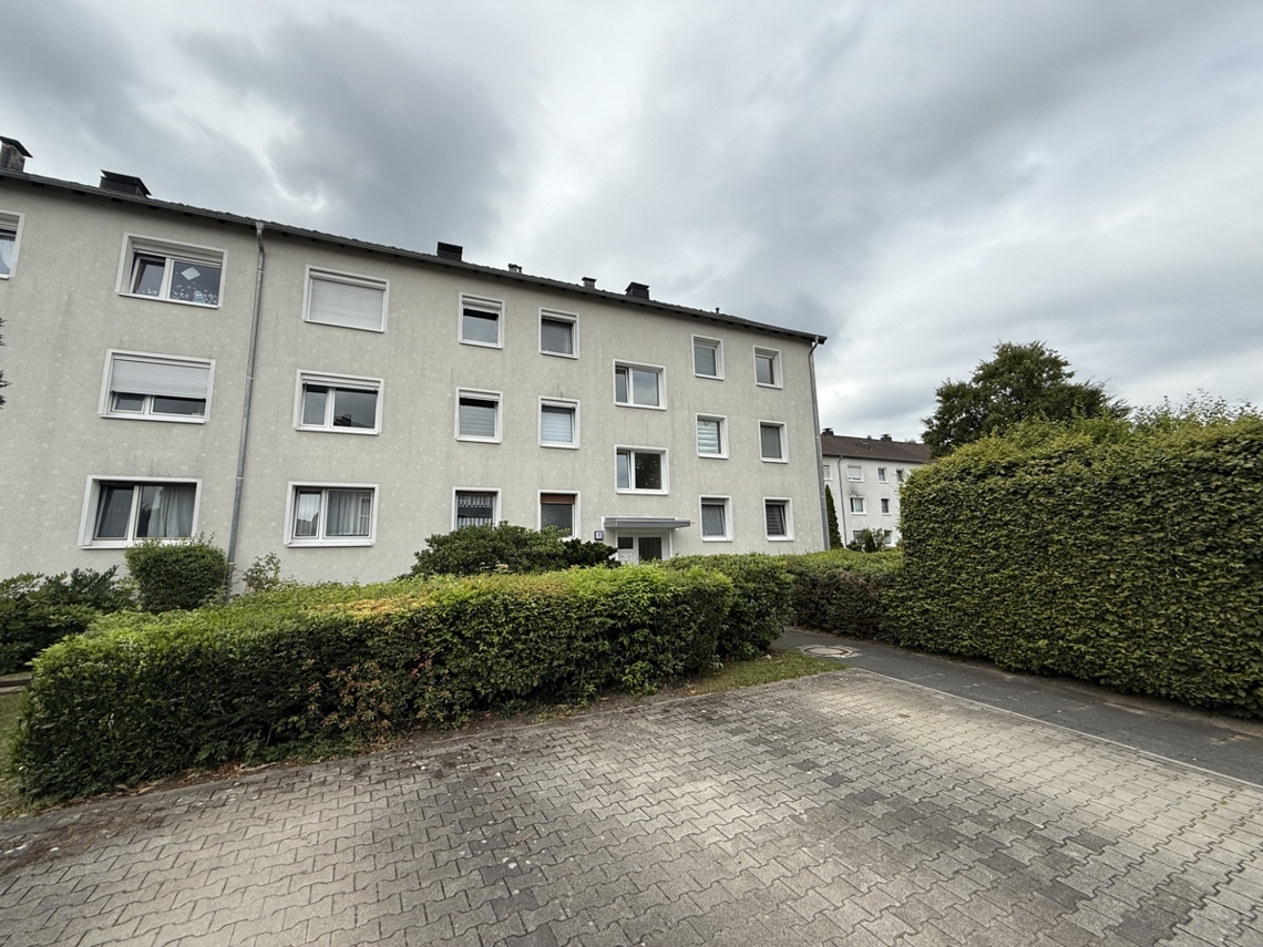 Vorderansicht mit Parkplatz