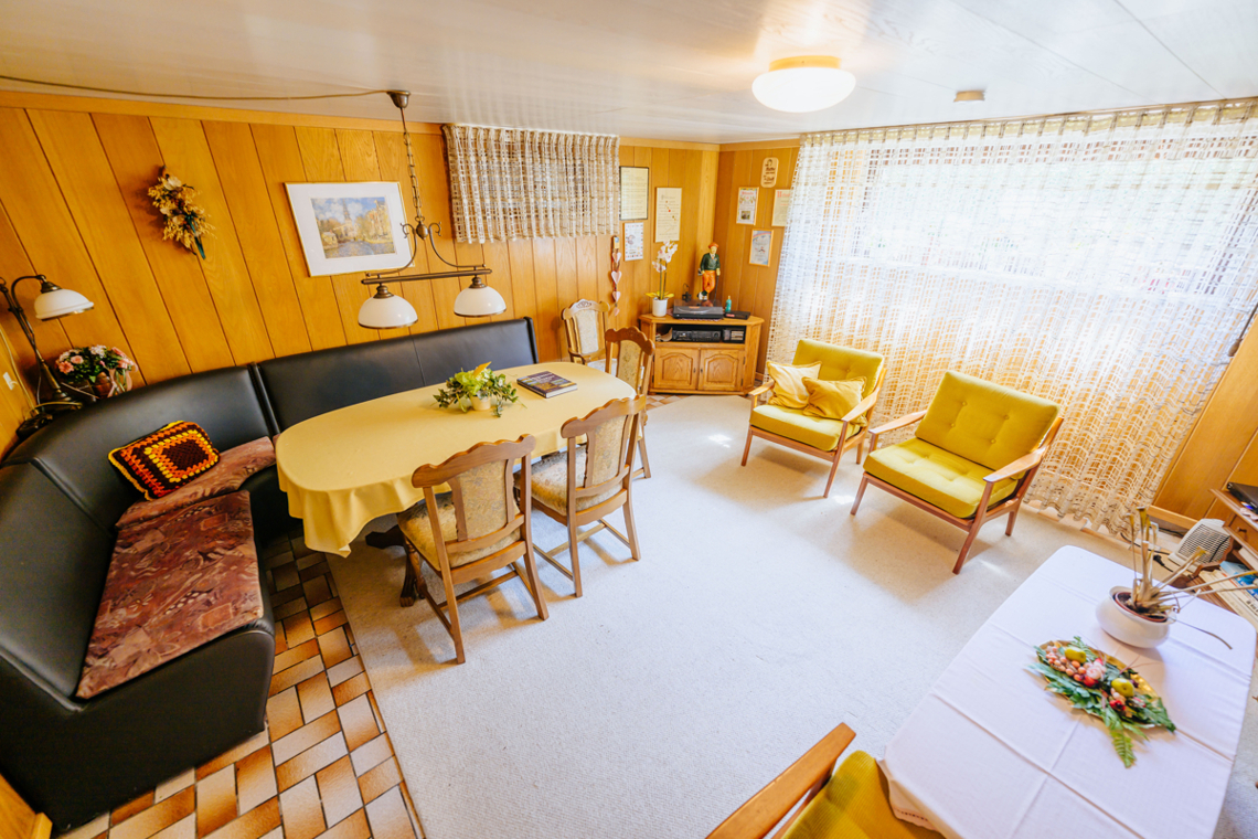 Wohnlich ausgebautes Zimmer