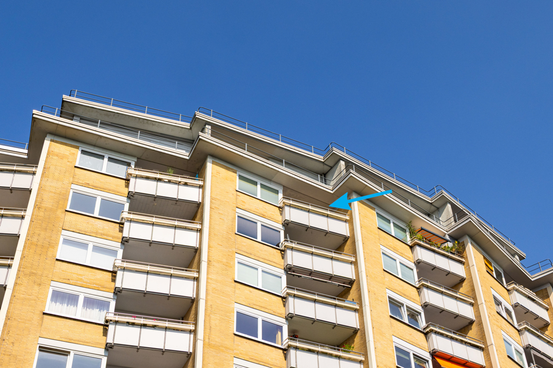 Balkon mit Pfeil