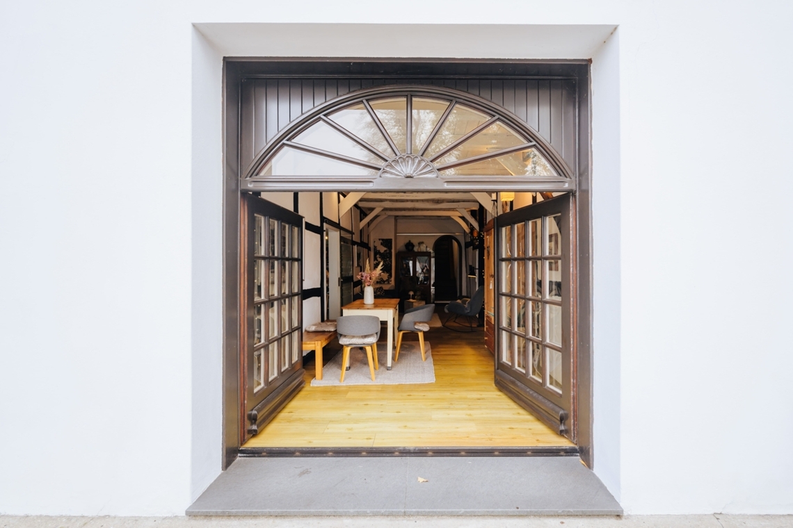 Aufgearbeitetes Deelentor