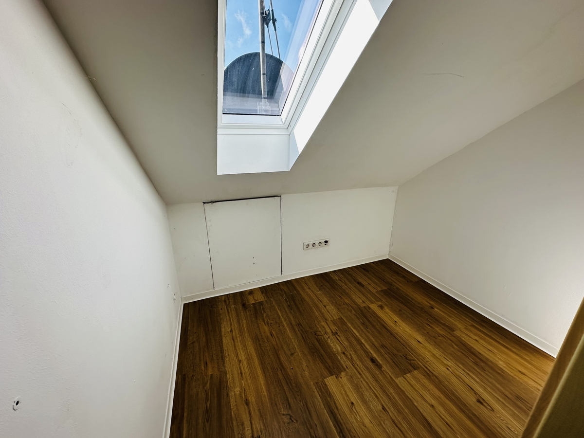 Gemütlich im Dachgeschoss! 2-Zi.-Mietwohnung - Photo 2