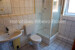 das Badezimmer mit Tageslicht, Dusche und ...