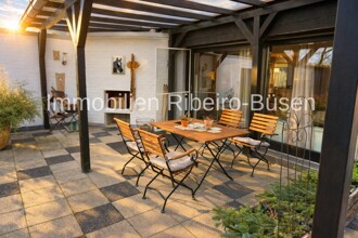 Sitzplatz auf der überdachten Terrasse 