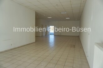 der große Büro- oder Verkaufsraum