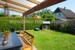 Blick von der Terrasse in den Garten