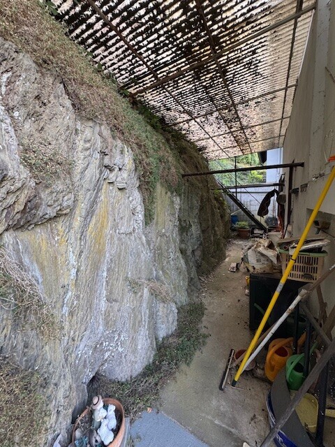 Felsen hinter dem Haus II