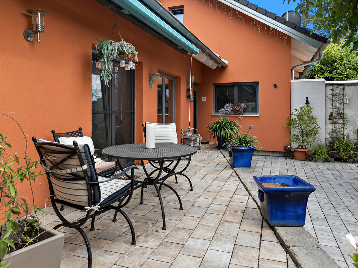 Eingangsbereich / Hofseite (Terrasse vor der Einliegerwohnung mit Haupteingang Haus)