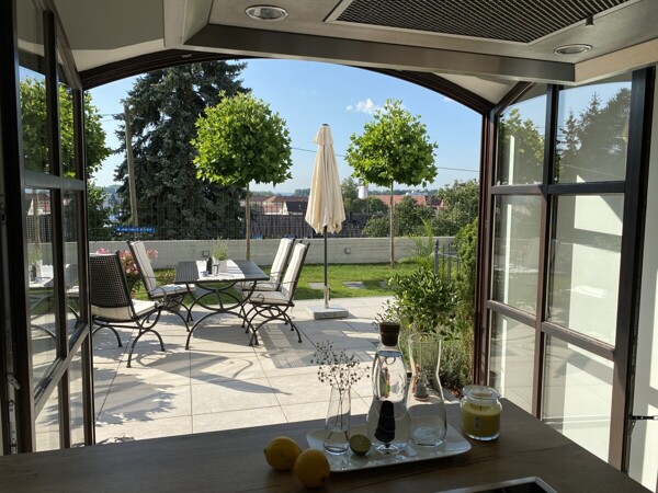 Immobilienmakler in Augsburg 2 Küche mit Ausblick auf Terrasse