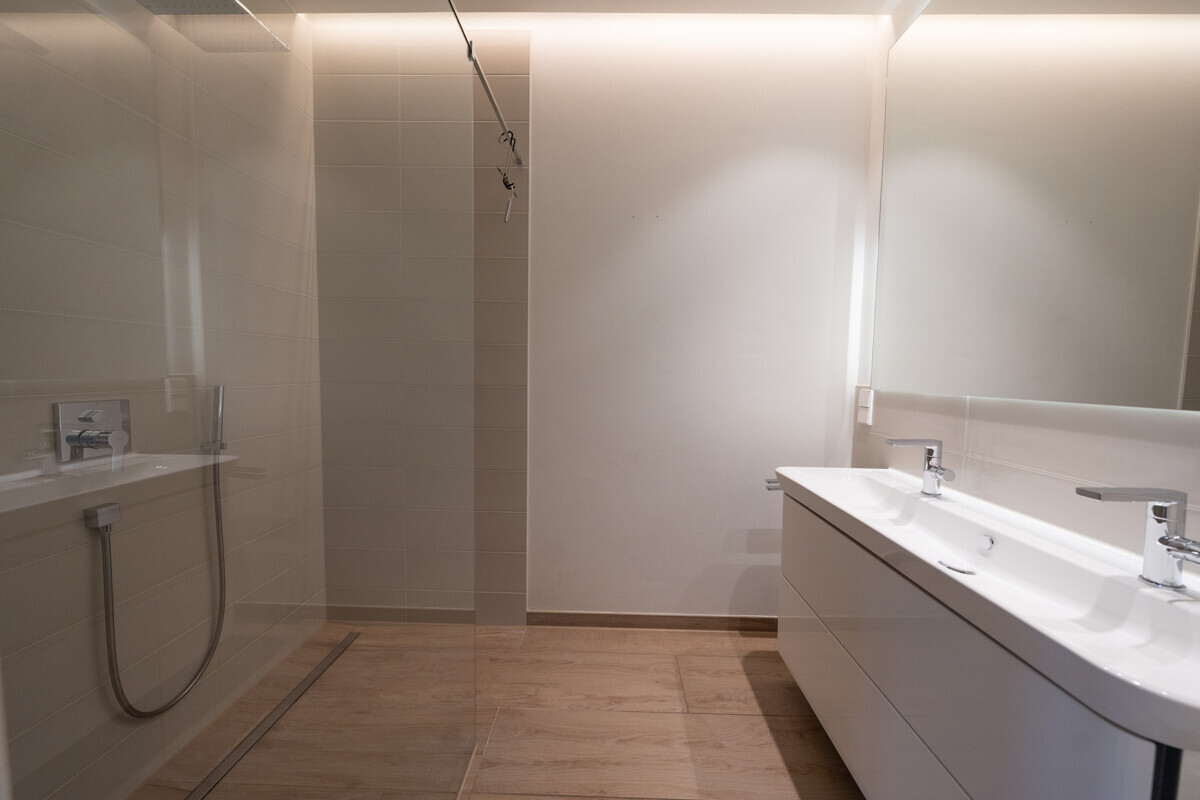 Immobilien 6 Dusche mit Doppelwaschbecken