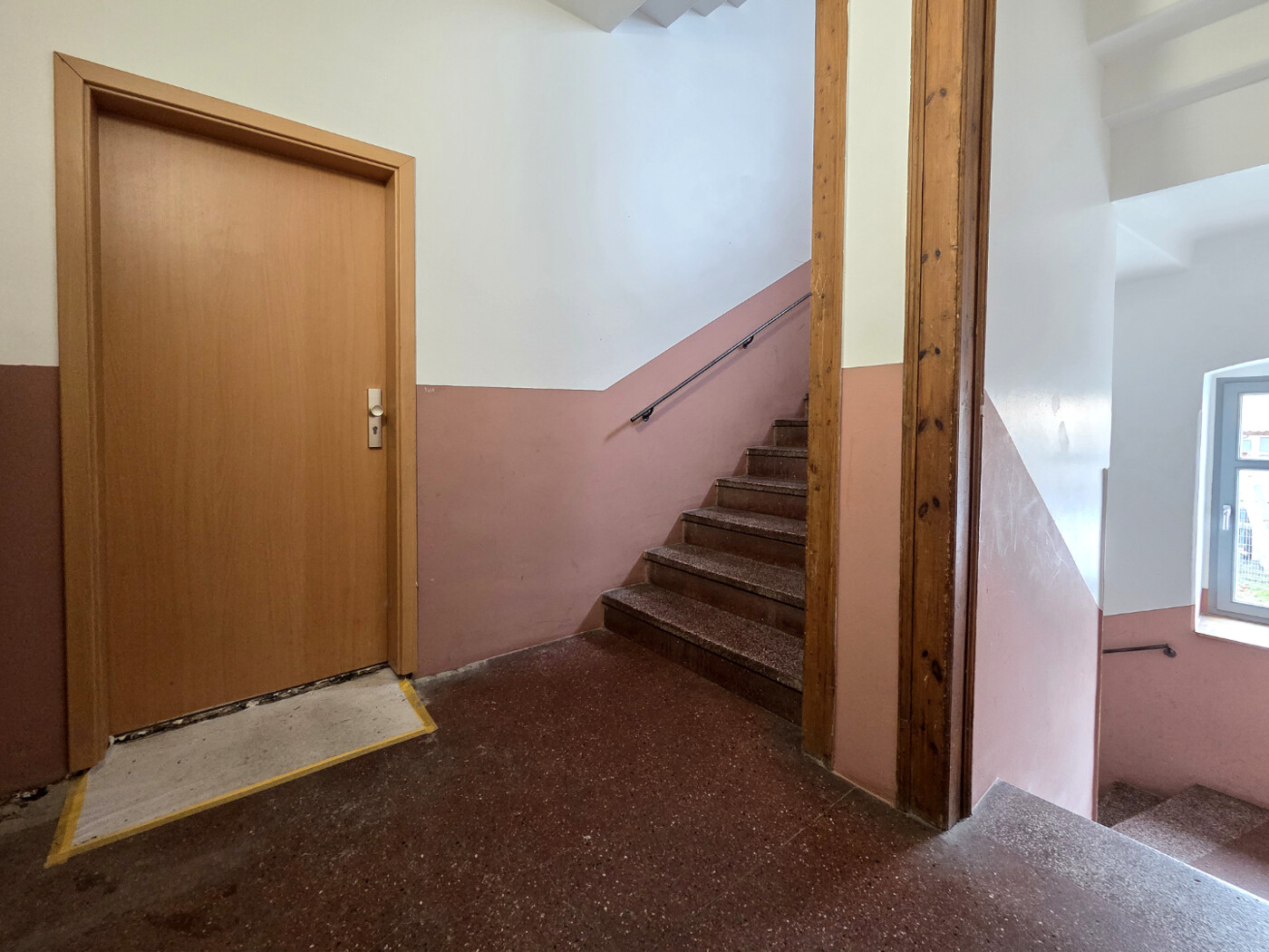 Wohnungszugang Treppenhaus