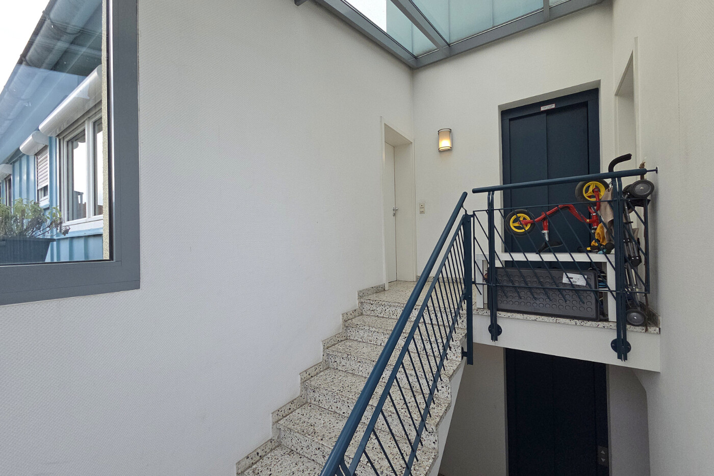 Wohnungszugang Treppenhaus