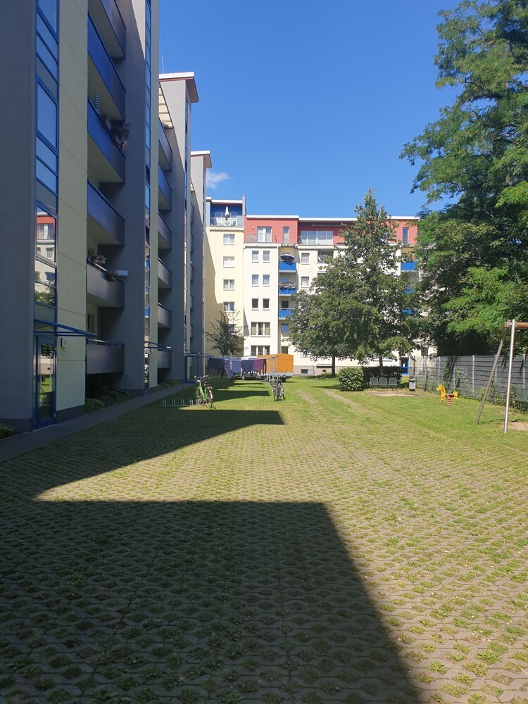 Nord-Ost Ansicht mit Spielplatz und Wäschetrockenplatz