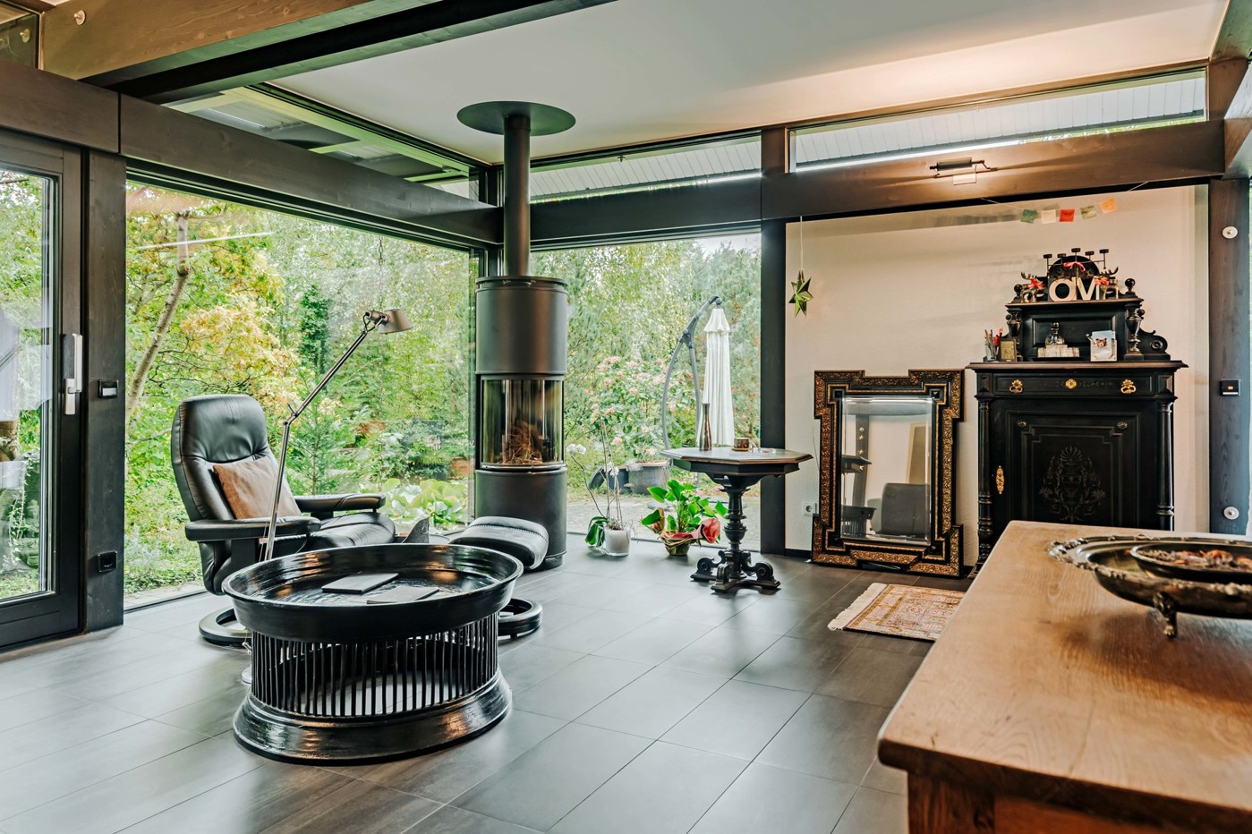 Wohnzimmer mit Blick in den Garten