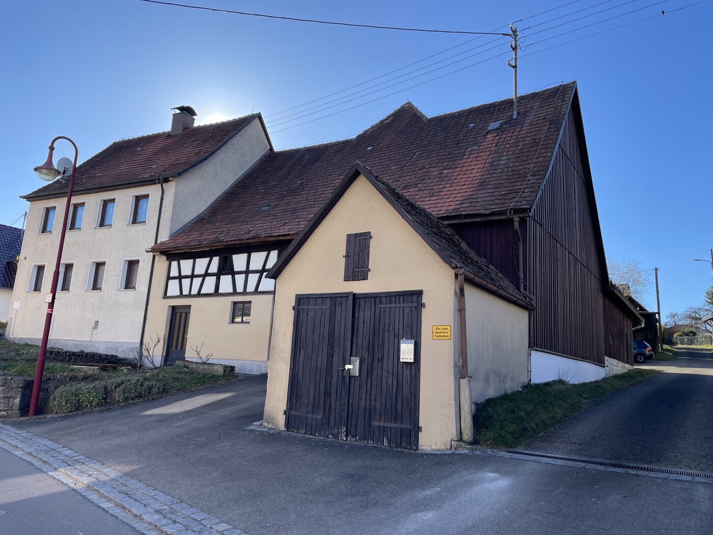Haus mit Nebengebäuden