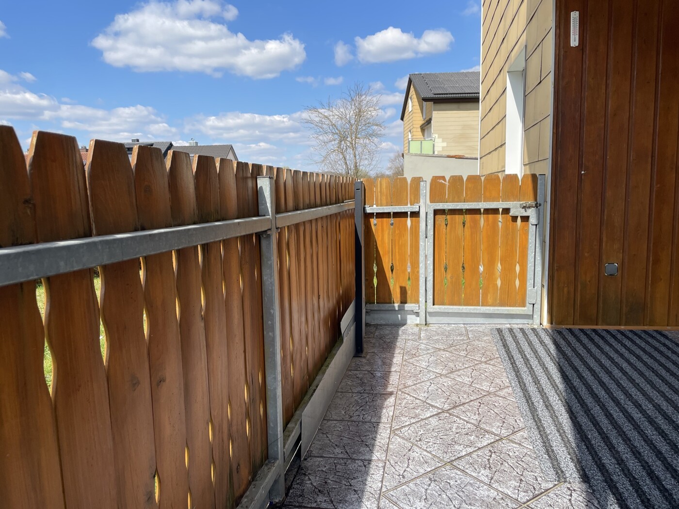 Balkon mit Ausgangstürchen