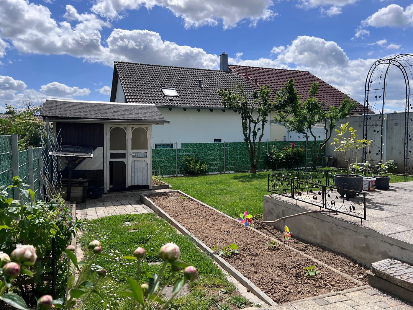 Garten mit Gartenhäschen