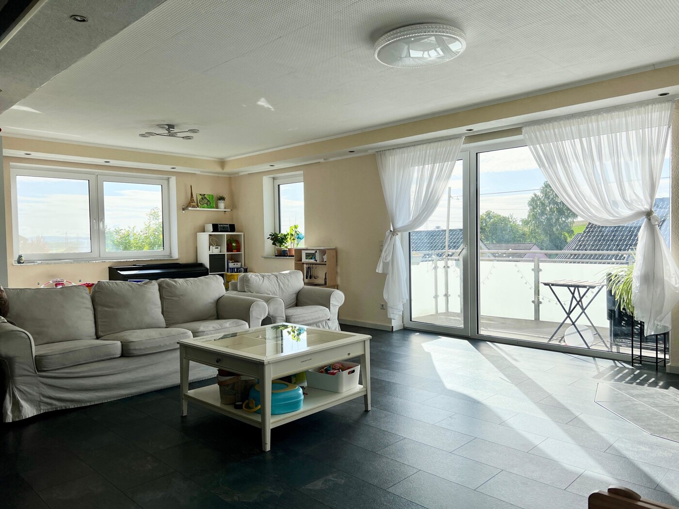 Wohnzimmer mit Balkon