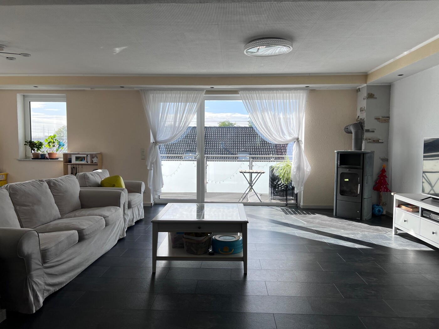 Wohnzimmer mit Balkon und Schwedenofen