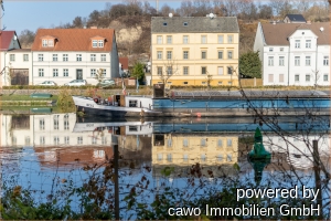 Blick vom Garten aufs Wasser