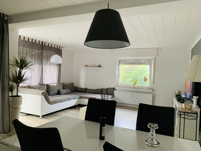 Renovierte 4-Zimmer-Wohnung mit SW-Balkon,2 kernsanierten Bädern und 1Garage in Ratingen- Hösel - Photo 1