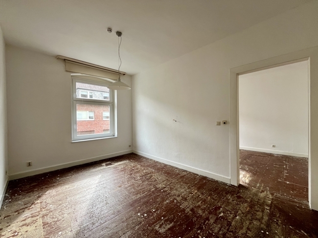 Helle Altbau-2-Zimmerwohnung mit Küche, Bad und großzügiger Deckenhöhe in ruhiger Wohnlage - Photo 1