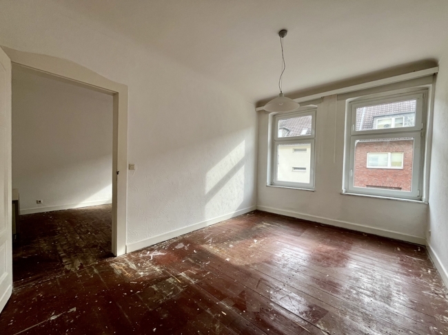 Helle Altbau-2-Zimmerwohnung mit Küche, Bad und großzügiger Deckenhöhe in ruhiger Wohnlage - Photo 2