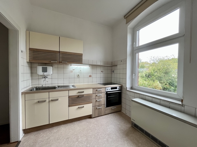 Helle Altbau-2-Zimmerwohnung mit Küche, Bad und großzügiger Deckenhöhe in ruhiger Wohnlage - Photo 5