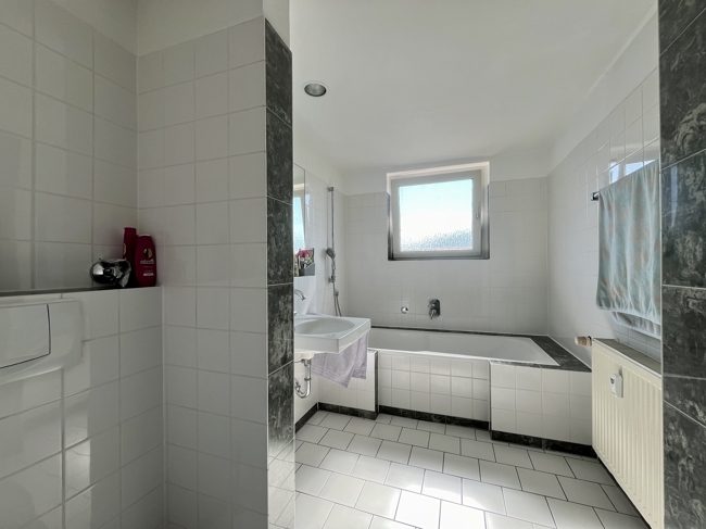 Renovierte 2-Zimmer-Wohnung mit Balkon, Tageslichtwannenbad und Einzelgarage - Photo 3