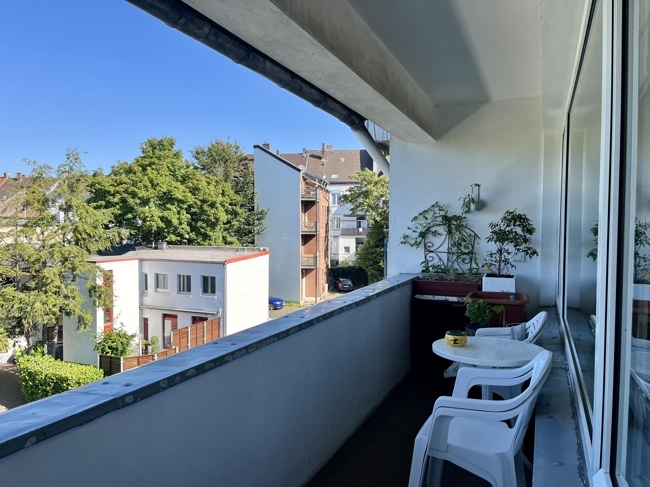 Renovierte 2-Zimmer-Wohnung mit Balkon, Tageslichtwannenbad und Einzelgarage - Photo 4